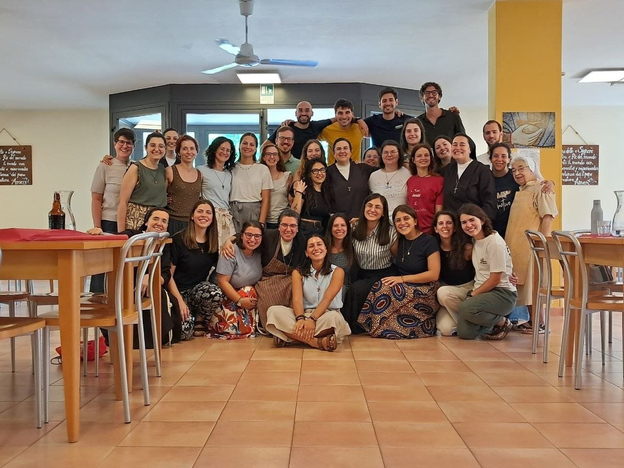 La fraternità di Casa Frate Jacopa insieme a un gruppo di giovani