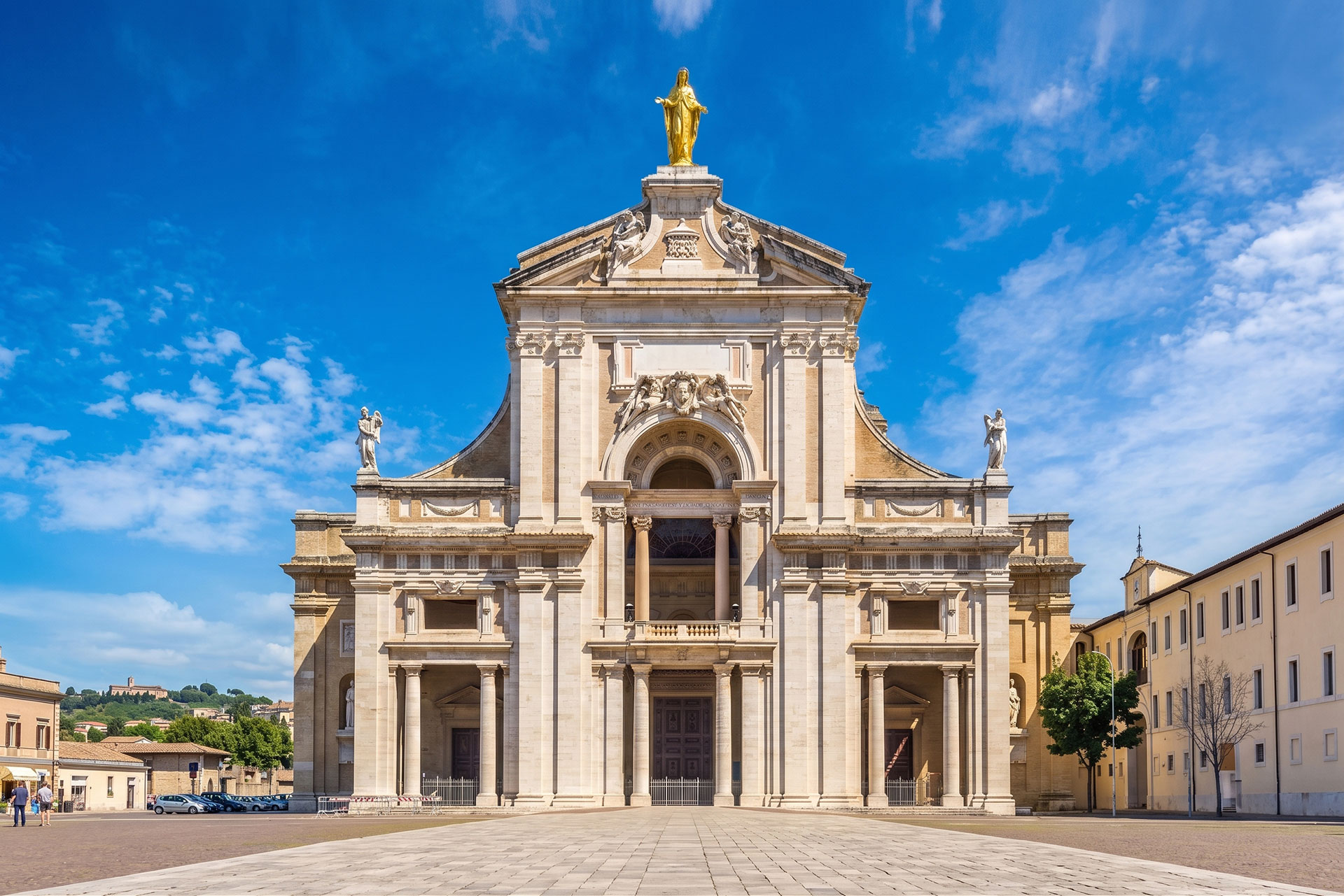 La facciata della Basilica di Santa Maria degli Angeli ad Assisi